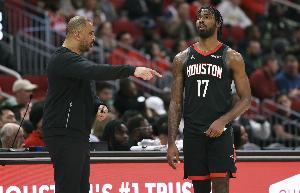 乌度卡:伊森在用所有的方式影响比赛 而不仅仅是依赖命中投篮 配图