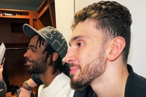 火箭美女记者晒伊森与申京亲密合照:氛围 化学反应 肢体语言 配图