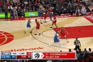 攻势如潮！巴恩斯双手背扣+助攻劳森三分 猛龙不到4分钟轰21-0！ 配图