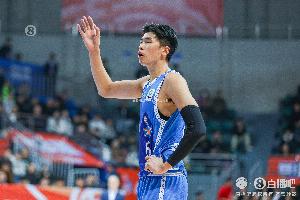 除了外线铁都很好!邹阳14投6中 拿下19分12板1助1断1帽两双数据 配图
