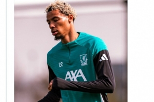 巴黎圣日耳曼官方社媒留言：祝埃基蒂克早日康复 配图