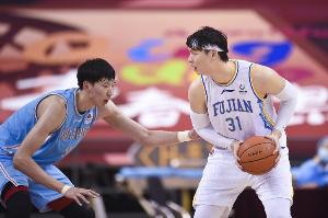 媒体人：王哲林能力不如周琦 但场上的专注度高于周琦 配图