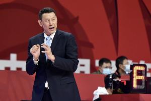 3年期满！李楠明天将度过禁赛期 可以回到场边辅佐许利民指挥比赛 配图