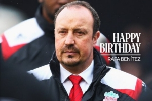 贝尼特斯今天迎来66岁生日，利物浦官推发文祝福：生日快乐，拉法 配图