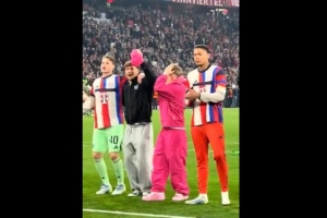 卡尔赛后庆祝身穿少女粉！巴拉克和帕夫洛维奇：他想出风头 配图