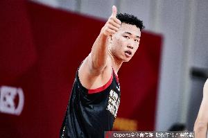 郑永刚:我认为贺希宁拿今年的MVP是实至名归 一点问题都没有 配图