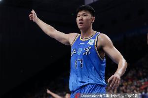 北京让范子铭去打四号位&搭配麦基和周琦 这个变化也激活了前者 配图