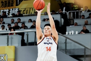 拼命三郎!李弘权半场填满数据栏 7中5拿到12分4板2助1断1帽 配图