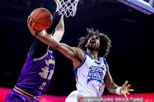 尽力局+1！杰克逊替补26分钟 23中12&三分12中6空砍34分4助2断 配图