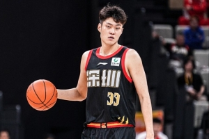 稳定发挥！王浩然半场6中4拿到12分2篮板1抢断 配图