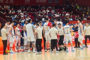 回来了!京媒晒照:李楠指导在暂停中参与了北京男篮的布置 配图