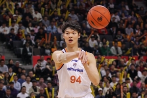 轻轻松松！王哲林6中4拿到12分7板2助1断 正负值+21 配图