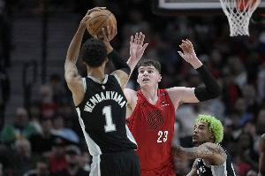 阿夫迪亚：我们有两个出色的防守型中锋 球队攻防武器齐备 配图