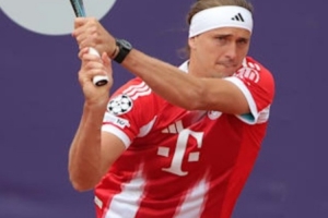 兹维列夫公开赛身穿奥利塞球衣，昨晚现场观战并前往更衣室祝贺 配图