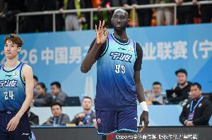 太高了！法尔半场10中8高效拿下17分6篮板 各种挂筐暴扣 配图