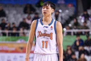 状态真滴差！齐麟出战31分钟12投仅4中 出现4失误&正负值-21 配图