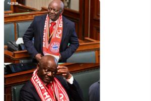 为儿子骄傲！孔帕尼议员父亲今天戴着拜仁围巾参加议会 配图