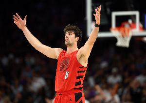 阿夫迪亚：文班亚马是盖帽高手 我们会做出调整并命中高难度投篮 配图