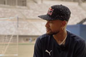 内马尔:如今擅长盘带的球员越来越少,足球已变成身体对抗的运动 配图