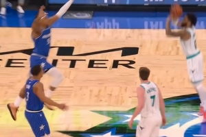 好运开始？布里奇斯中线接球直接轰进神奇压哨三分球 配图