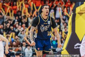 双枪乱舞！奎因&麦考尔打满首节合计11中7砍19分5助 但都身背2犯 配图