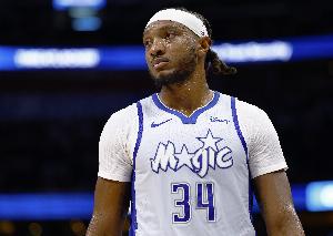 简直不要太稳！小卡特半场5中4&三分2中2砍下12分4板1帽 配图