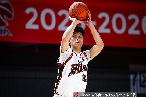 尽力了！栾利程替补11中6空砍22分3板2助1断 罚球11中8 配图