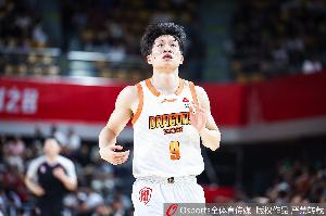 能把握机会！肖恺新高出场33分钟 6中4&三分3中2拿10分7助0失误 配图