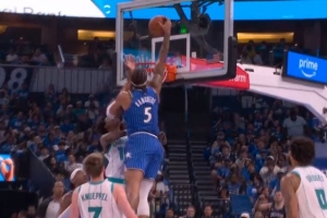 轻盈起飞！班凯罗中路接球 垫步滑翔隔扣迪亚巴特！ 配图