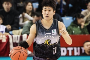 铁麻了！姜伟泽半场7中0&三分6中0仅拿3分1篮板 配图
