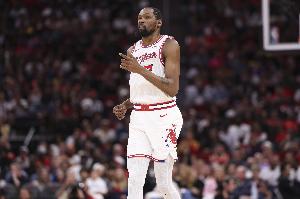 记者：杜兰特在本周的训练中右膝受伤 但火箭对伤情持乐观态度 配图