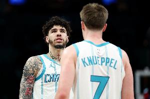 附加赛历史第四次出战半场30+分差 黄蜂占据其三&都是落后方 配图