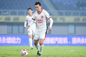 李扬在蓉城1-0三镇的比赛首发出战，迎生涯第100场中国顶级联赛 配图