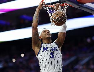 内线被凿穿了！黄蜂上半场得到37分 魔术在禁区也得到37分 配图