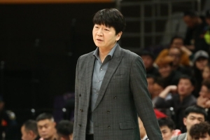 情绪激动！邱彪：教练组的安排出不出机会 谁能把球投进 谁能防 配图