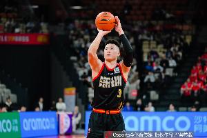 记者：今晚深圳男篮VS山东男篮 贺希宁或因重感冒缺阵 配图