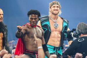 炸裂!顶流网红甲亢哥参加WWE 惊天一跳砸穿解说台 配图