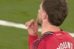 芒特踢飞皮球染黄，随后面对斯坦福桥的嘘声做出闭嘴手势 配图