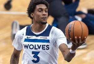 进攻也练出来了！麦克丹尼尔斯半场6中4拿到12分2板2助 首节10分 配图