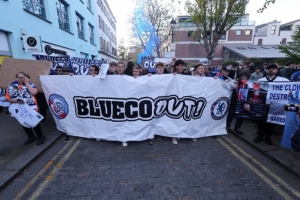 不满BlueCo!走上街头,切尔西和白堡球迷组织联合抗议活动 配图