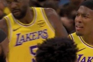 八村塁直传詹姆斯被破坏 后者示意应该击地但八村塁问“What ” 配图