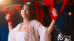 “黑神话萍萍”饰演者新作晒玉足！被鞭子抽打 木桩捆绑 配图