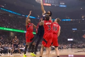 扣嗨了！阿伦弧顶变向过掉珀尔特尔 杀进篮下完成隔扣 配图