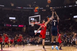 招牌动作！哈登持球单打 侧翼撤步三分洞穿篮心 配图