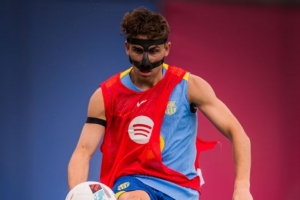 阿斯：费尔明戴着面具重返巴萨训练，此前停训数日以防伤口感染 配图