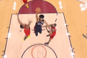 开场就来杀手锏！哈登连续连线阿伦 打进骑士今年季后赛前两球 配图