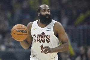 穿针引线+无解单挑！哈登半场10中5 得到15分2篮板6助攻1抢断 配图