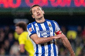 奥亚萨瓦尔：最后点球我背过身去没看 最后不是吐是喝了腌黄瓜汁 配图