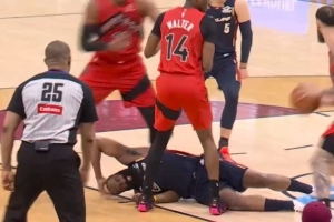 这是主场？哈登拼抢时被击中头部倒地 裁判就在眼前但没有表示 配图