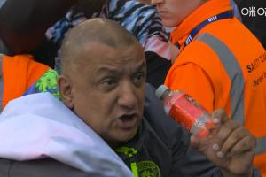 Bottle了？！转播镜头又拍到曼城球迷“水瓶哥”，他又拿起了瓶子 配图